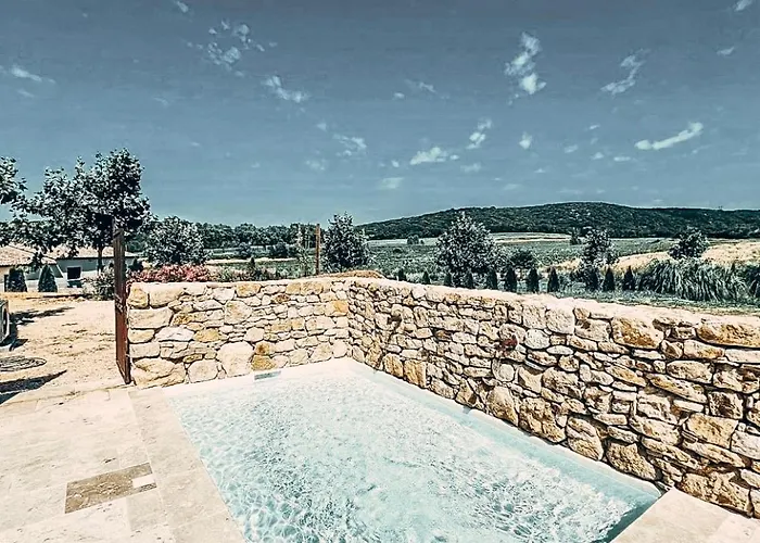 Dans Un Domaine - La Cave Du Vigneron - Uzès - 10 Personnes