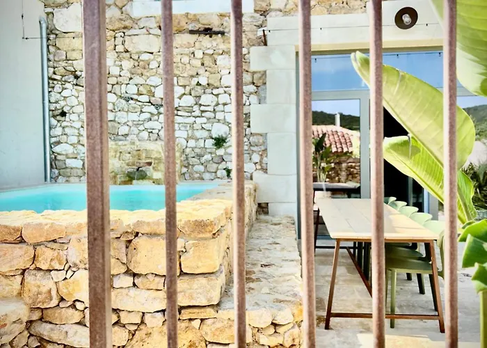 Dans Un Domaine - La Cave Du Vigneron - Uzès - 10 Personnes Hébergement de vacances *