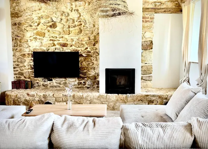 Dans Un Domaine - La Cave Du Vigneron - Uzès - 10 Personnes Hébergement de vacances Baron (Gard)